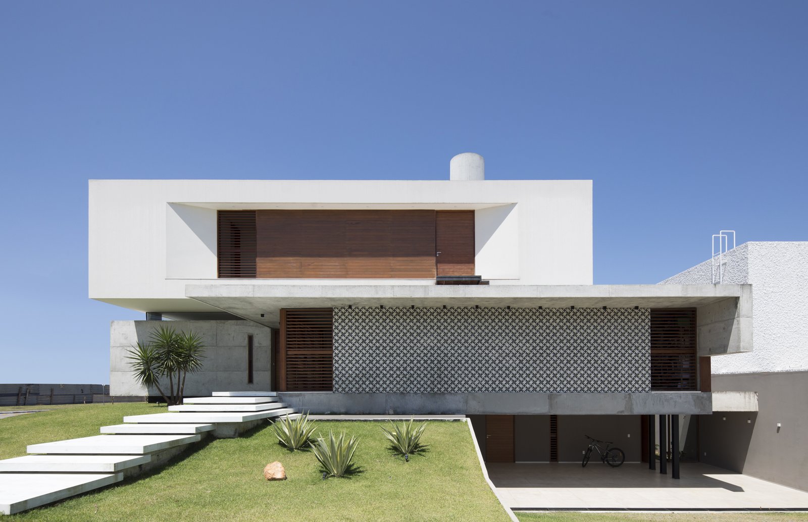 IF House - Photo 01